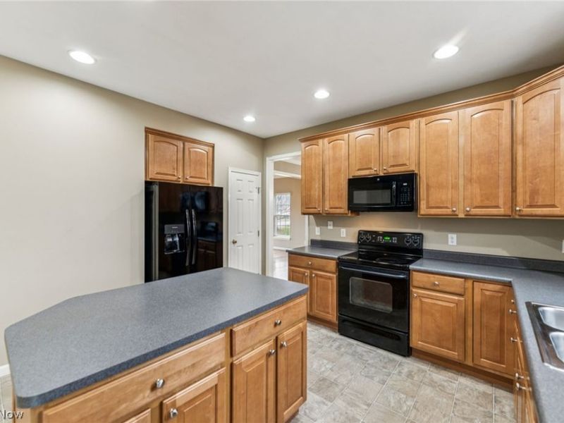 38880 Amberwood Drive, Avon, OH 44011 Photo 8