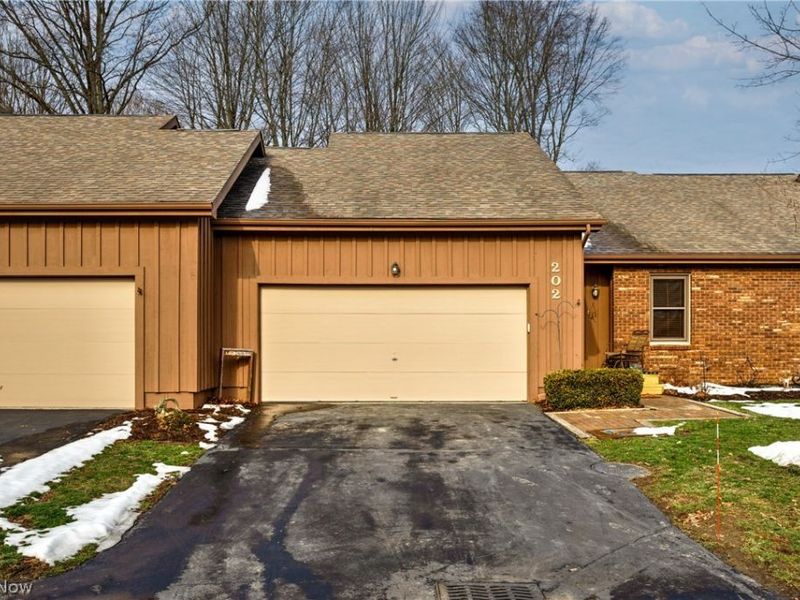 202 Tournament Trail, Cortland, OH 44410 Photo 2