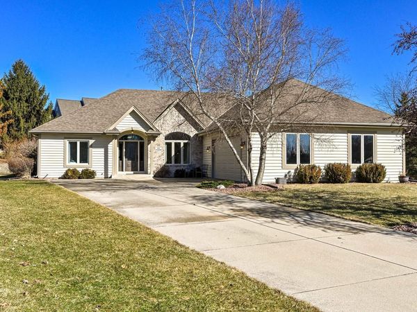 N21W26622 Cattail COURT, Pewaukee, WI 53072