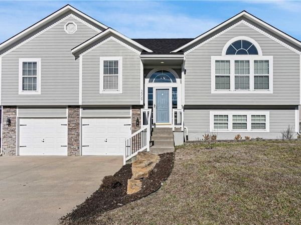 3909 SW Briarwood Drive, Lee's Summit, MO 64082
