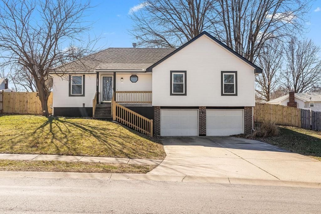 19115 E Roxsbury Lane, Independence, MO 64058 Main Photo