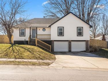 19115 E Roxsbury Lane, Independence, MO 64058