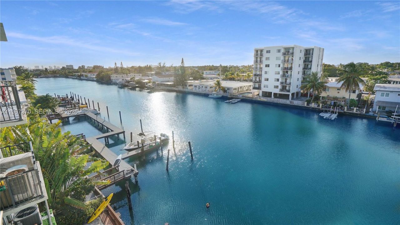 8024 Tatum Waterway Dr, Unit 5D, Miami Beach, FL 33141 Photo