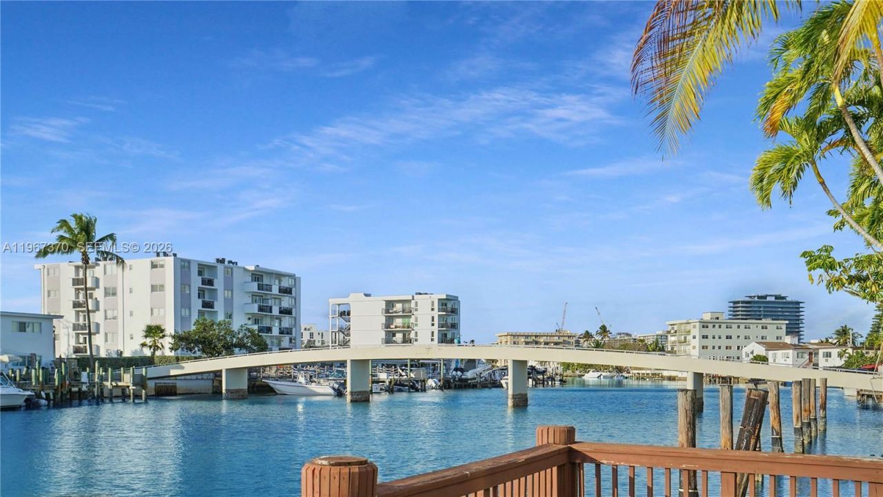 8024 Tatum Waterway Dr, Unit 5D, Miami Beach, FL 33141 Photo