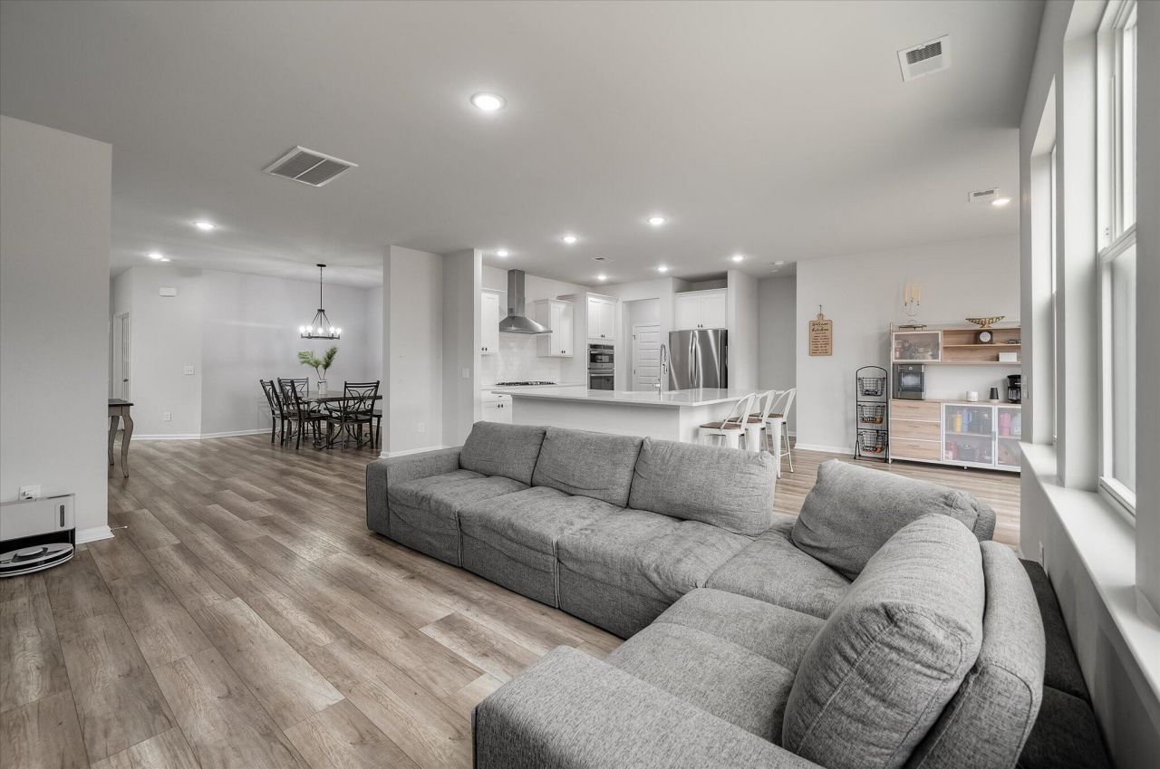 87 Red Bluff Street Photo 10