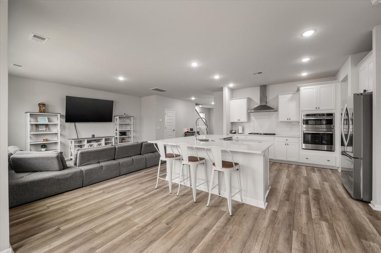 87 Red Bluff Street Photo 11