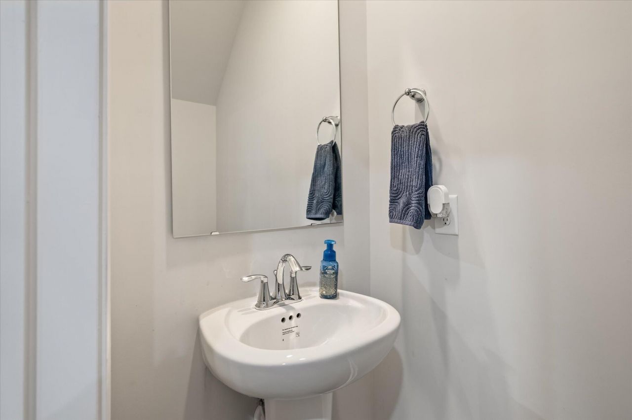 87 Red Bluff Street Photo 16