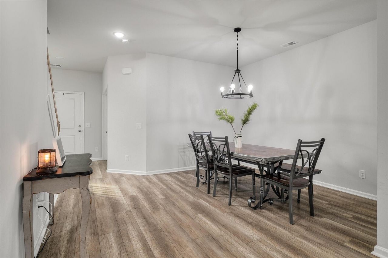 87 Red Bluff Street Photo 6