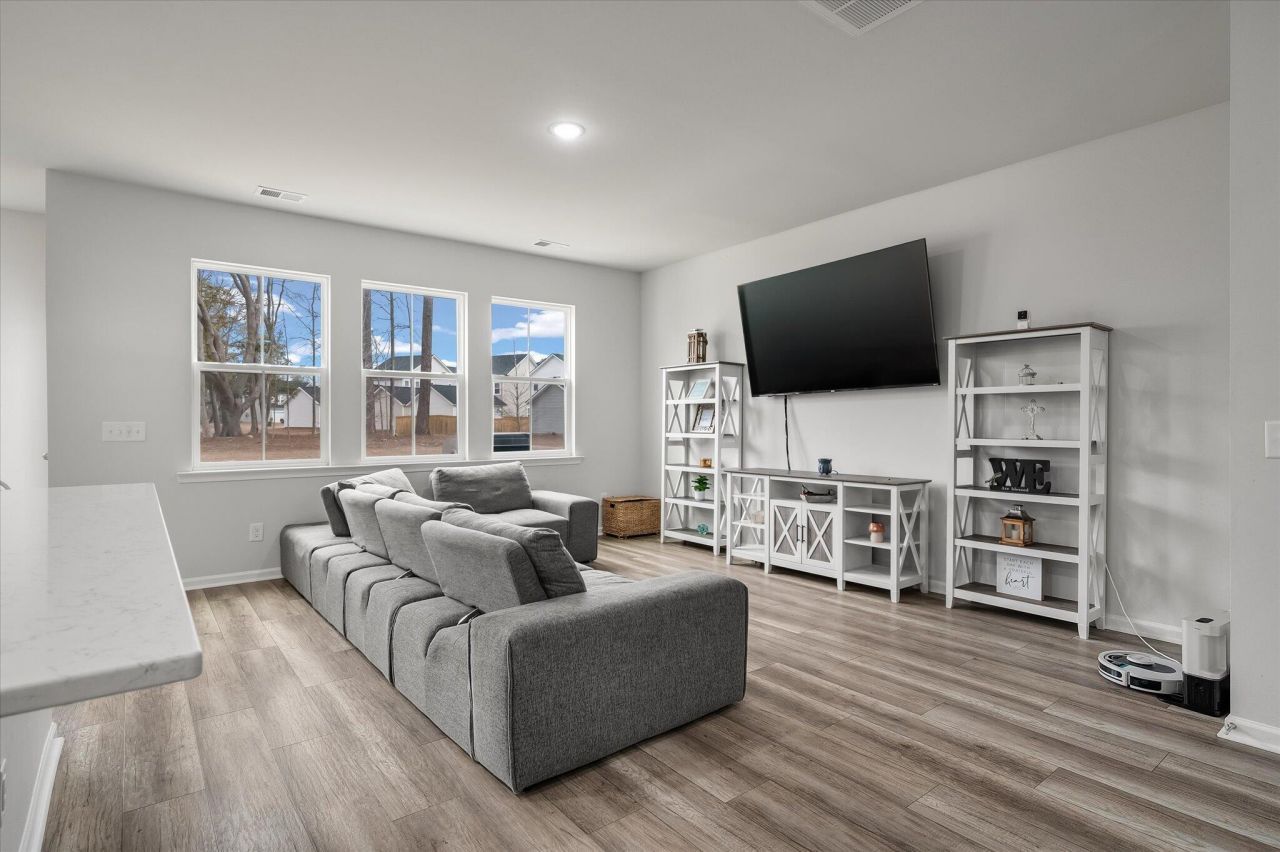 87 Red Bluff Street Photo 8