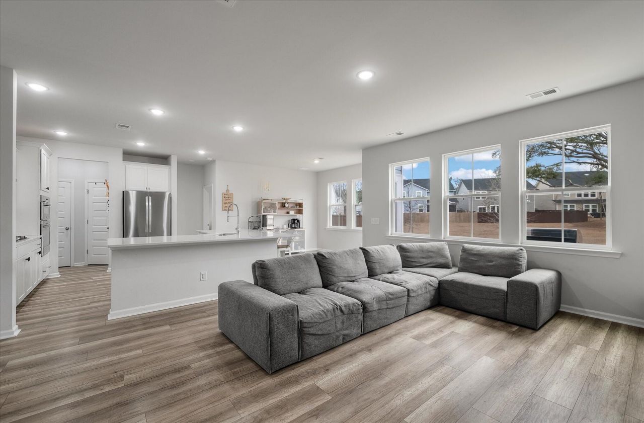 87 Red Bluff Street Photo 9