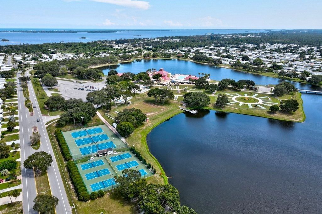 723 Barefoot Boulevard, Sebastian, FL 32976 Photo