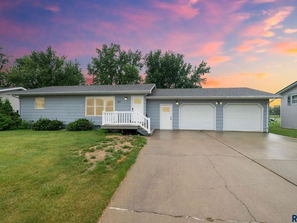411 N Douglas St, Howard, SD 57349