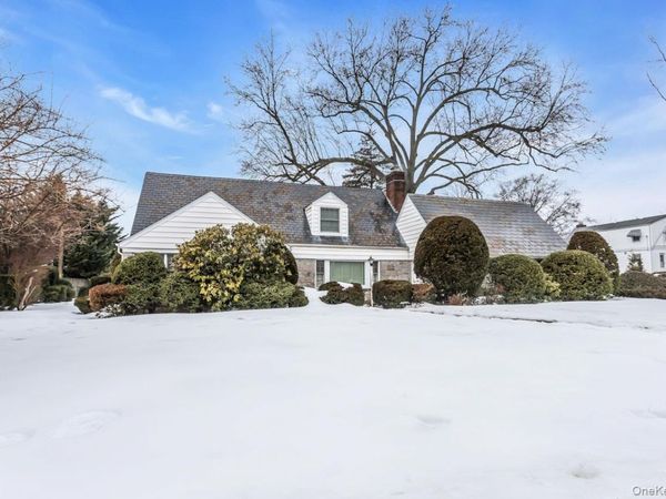 409 Titus Way, East Williston, NY 11596