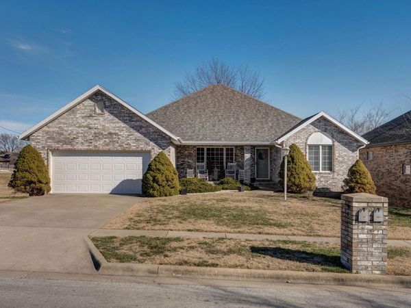 1824 S Oakmont Avenue, Springfield, MO 65809