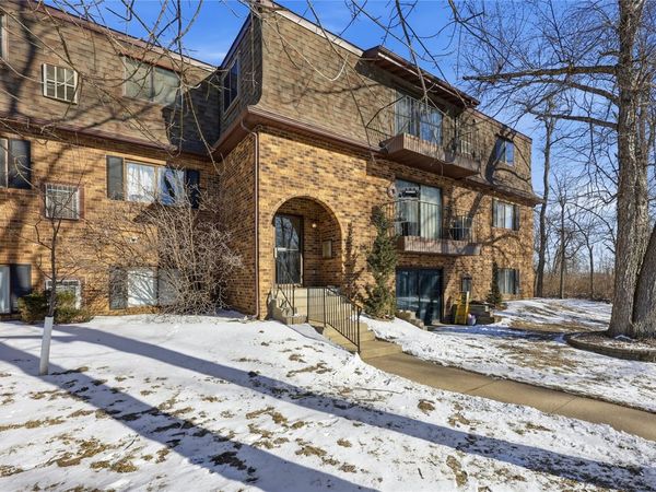 1015 Woodland Heights Court SE, Unit 11, Cedar Rapids, IA 52403