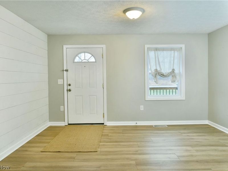 182 Raymond Avenue NW, Warren, OH 44483 Photo 3