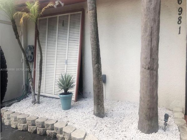 6981 Greentree Ln , Miami Lakes, FL 33014