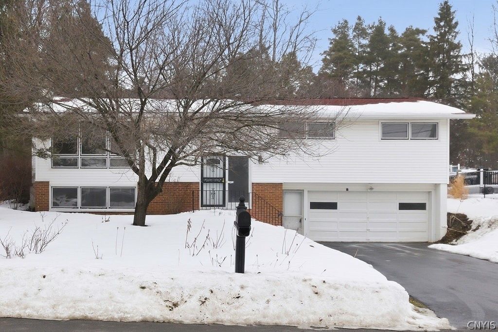 300 Greenwood Road, Syracuse, NY 13214 Main Photo