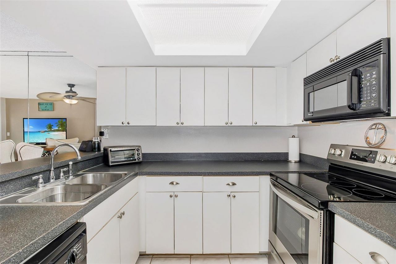 51 Island Way, Unit 108, Clearwater Beach, FL 33767 Photo