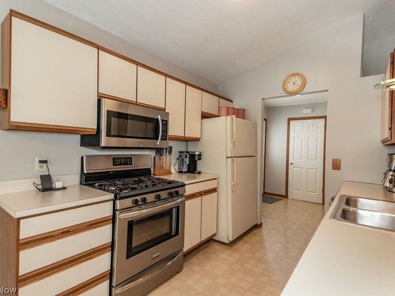 340 Parkway Boulevard, Madison, OH 44057 Photo 4