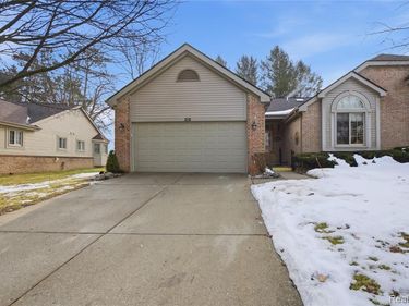 210 Sisu Knoll Drive, Brighton, MI 48116