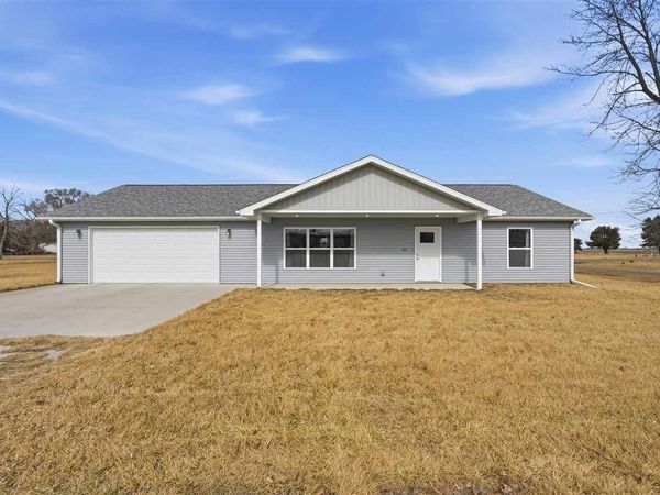 610 SE 1st St, Morning Sun, IA 52640