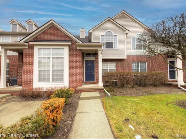 1203 Abigail Court E, Walled Lake, MI 48390