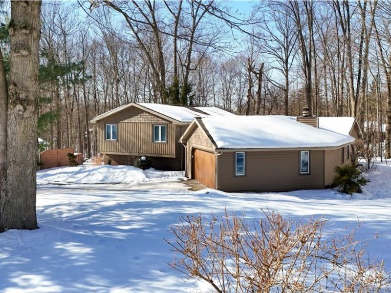 8266 Pebble Creek Court, Chagrin Falls, OH 44023 Photo 2