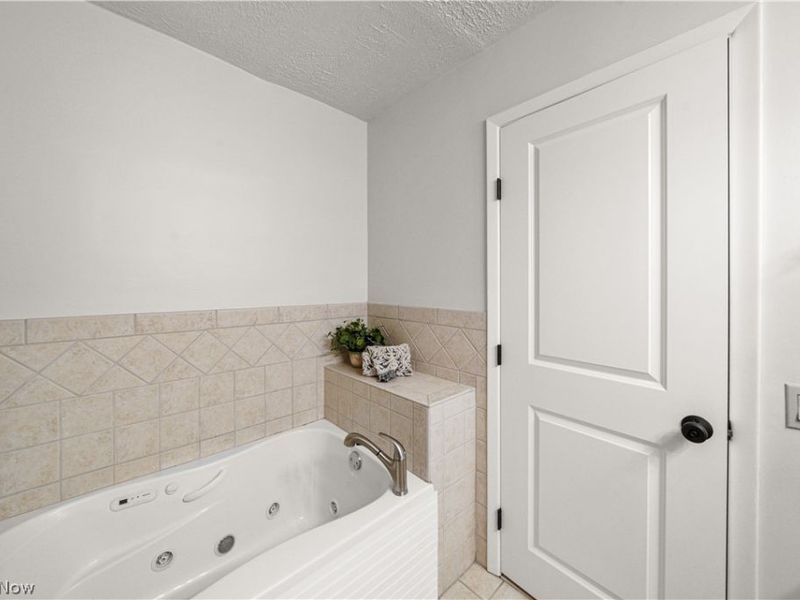 8266 Pebble Creek Court, Chagrin Falls, OH 44023 Photo 21