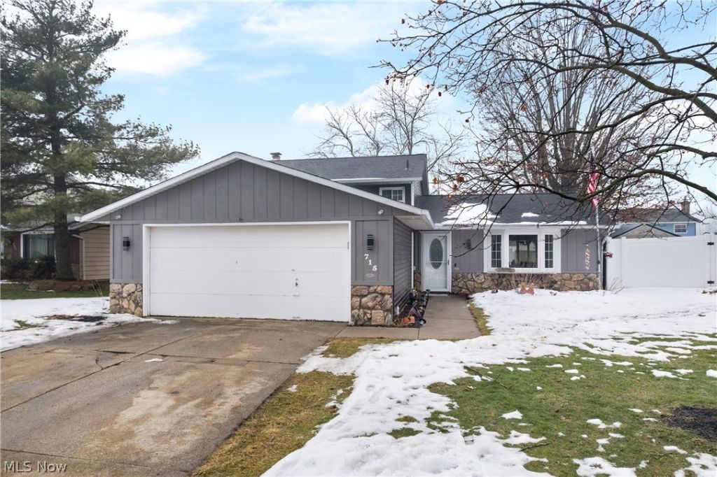 715 Carol Lane, Elyria, OH 44035 Main Photo