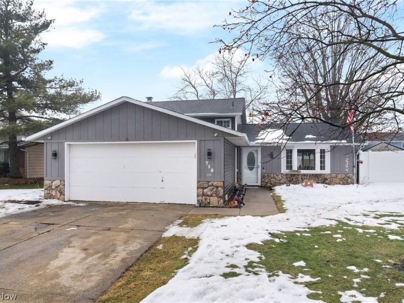715 Carol Lane, Elyria, OH 44035 Photo 1