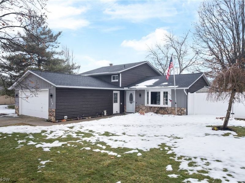 715 Carol Lane, Elyria, OH 44035 Photo 3