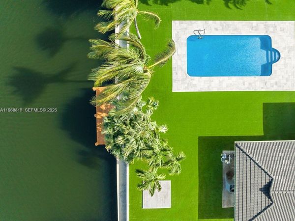 430 Tamarind Dr , Hallandale Beach, FL 33009