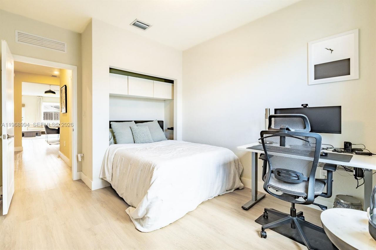 2370 NW 131st Cir, Miami, FL 33167 Photo