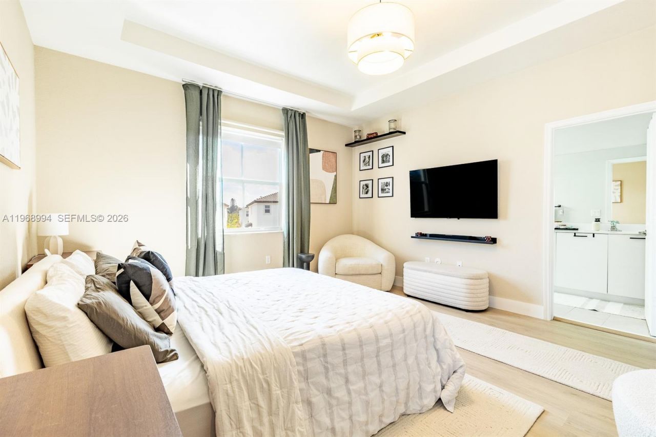 2370 NW 131st Cir, Miami, FL 33167 Photo