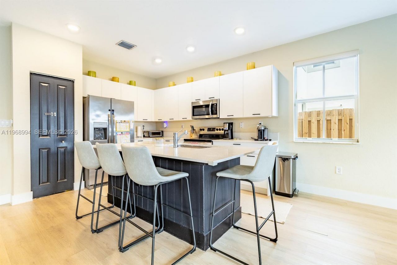 2370 NW 131st Cir, Miami, FL 33167 Photo