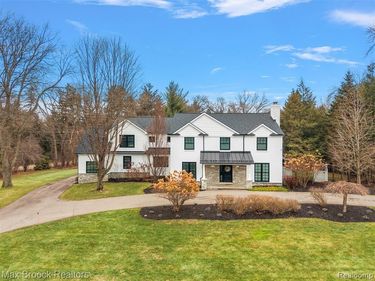 692 Bennington Drive, Bloomfield Hills, MI 48304