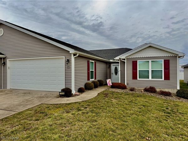 708 Oak Tree Lane, Belpre, OH 45714