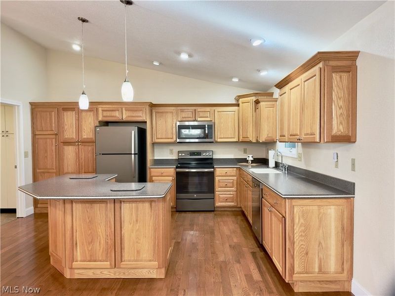 708 Oak Tree Lane, Belpre, OH 45714 Photo 3