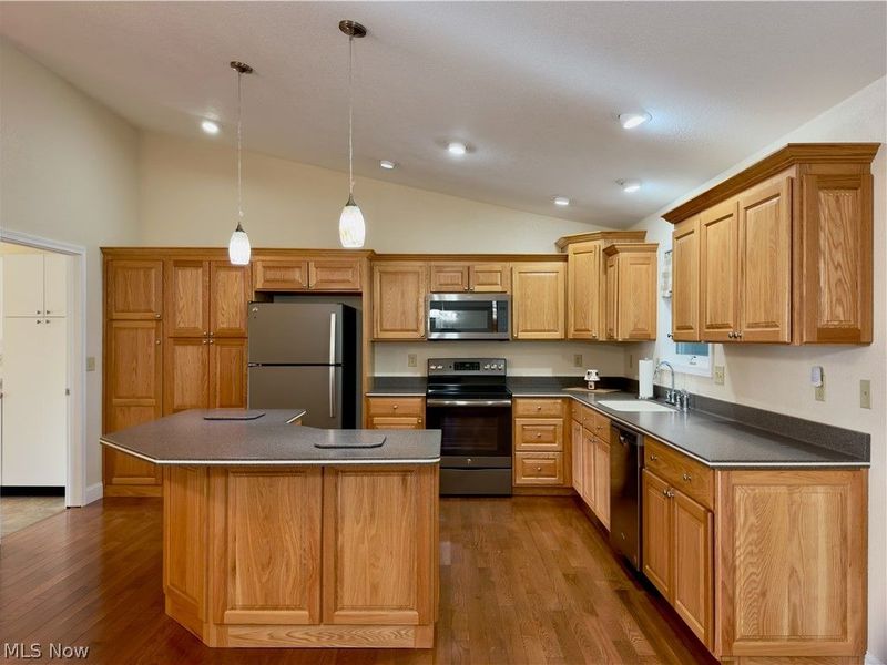 708 Oak Tree Lane, Belpre, OH 45714 Photo 8