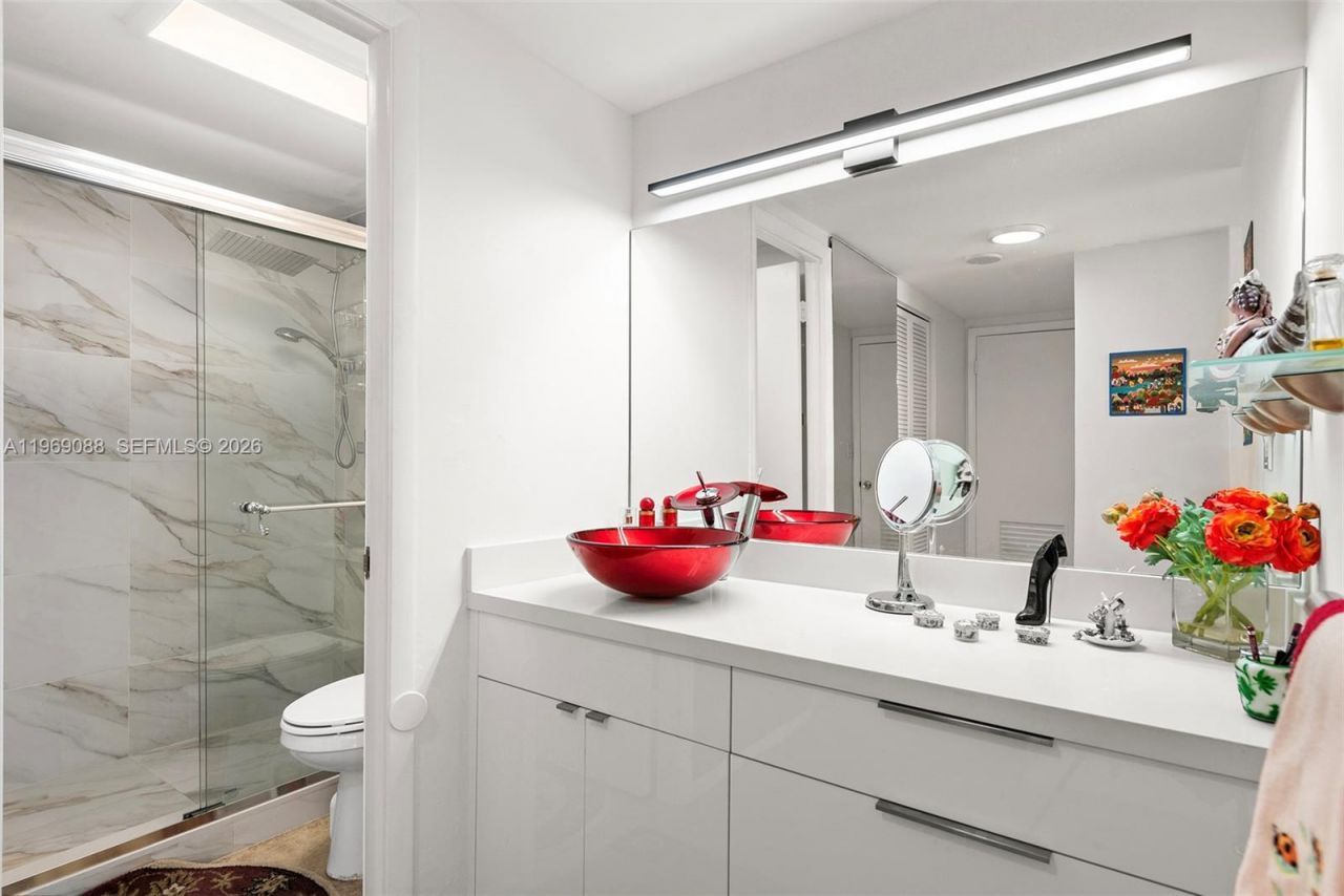 11111 Biscayne Blvd , Unit 8D, Miami, FL 33181 Photo