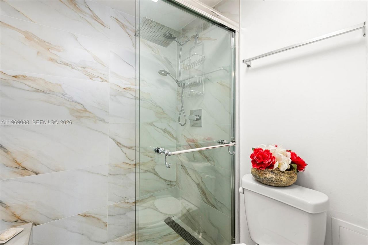 11111 Biscayne Blvd , Unit 8D, Miami, FL 33181 Photo