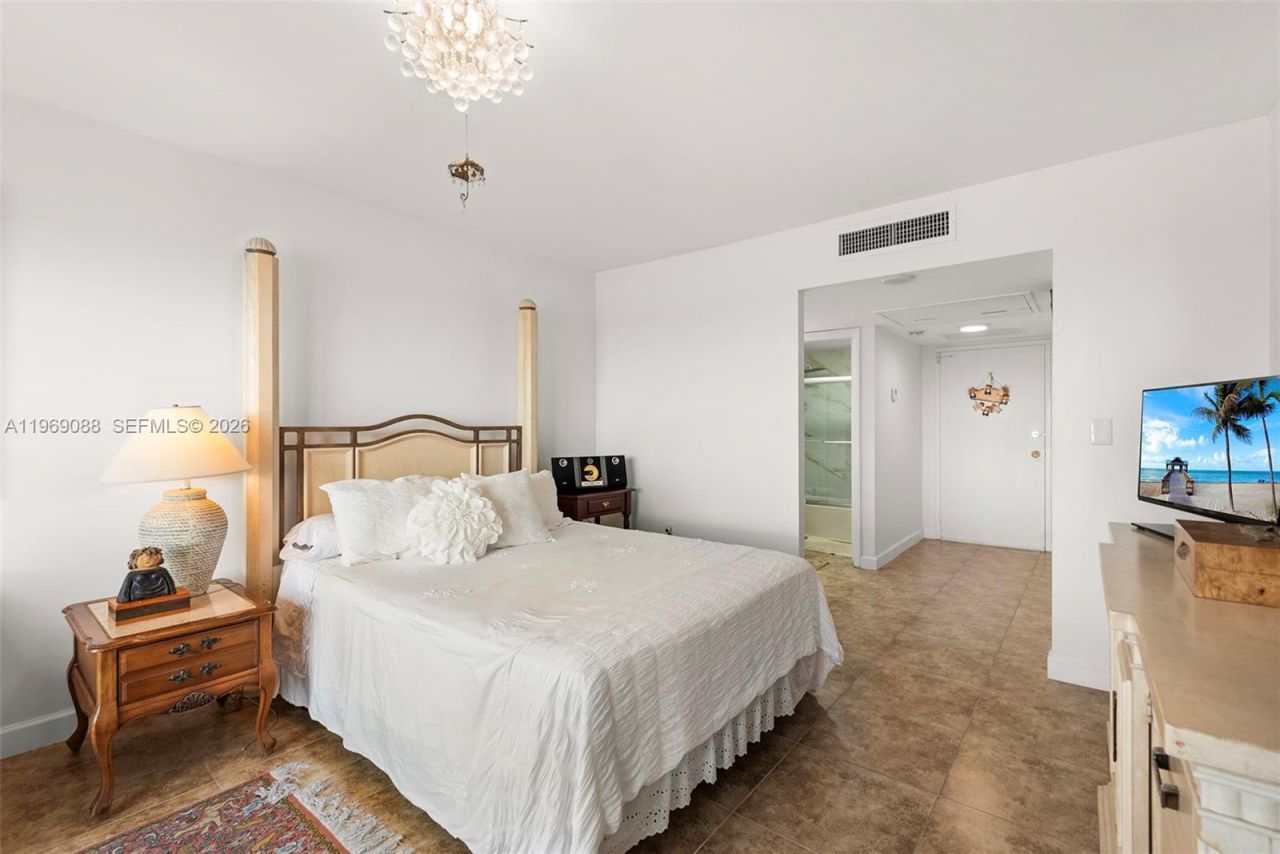 11111 Biscayne Blvd , Unit 8D, Miami, FL 33181 Photo