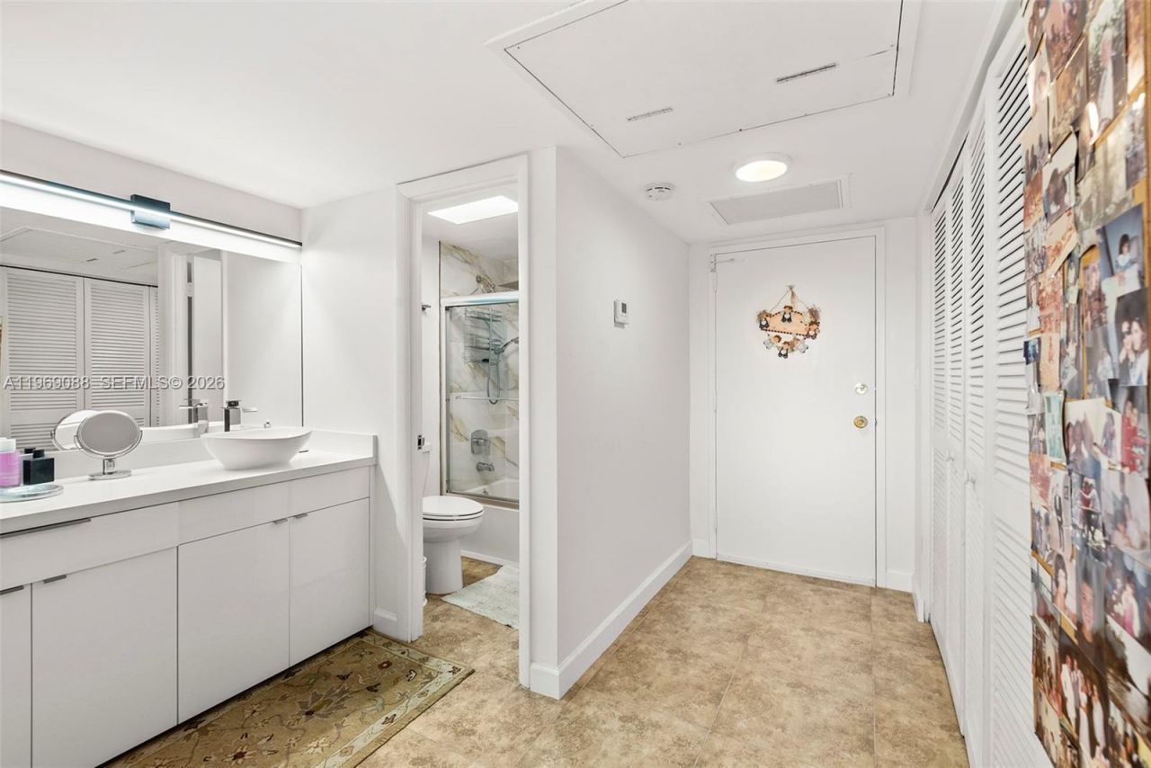 11111 Biscayne Blvd , Unit 8D, Miami, FL 33181 Photo