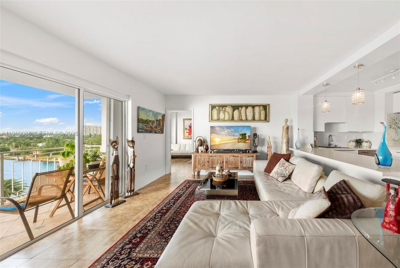 11111 Biscayne Blvd , Unit 8D, Miami, FL 33181 Photo