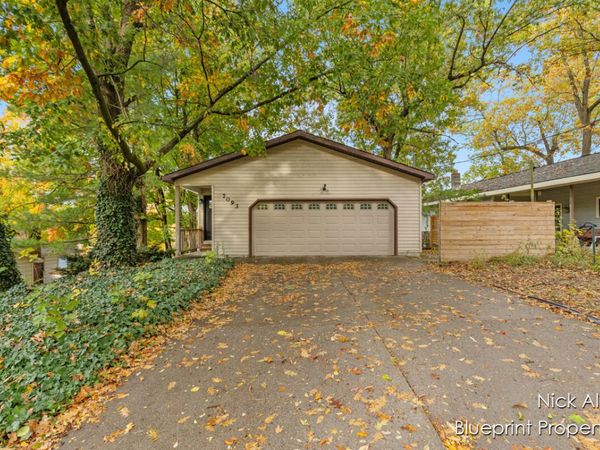 7093 Peninsula Drive NE, Rockford, MI 49341