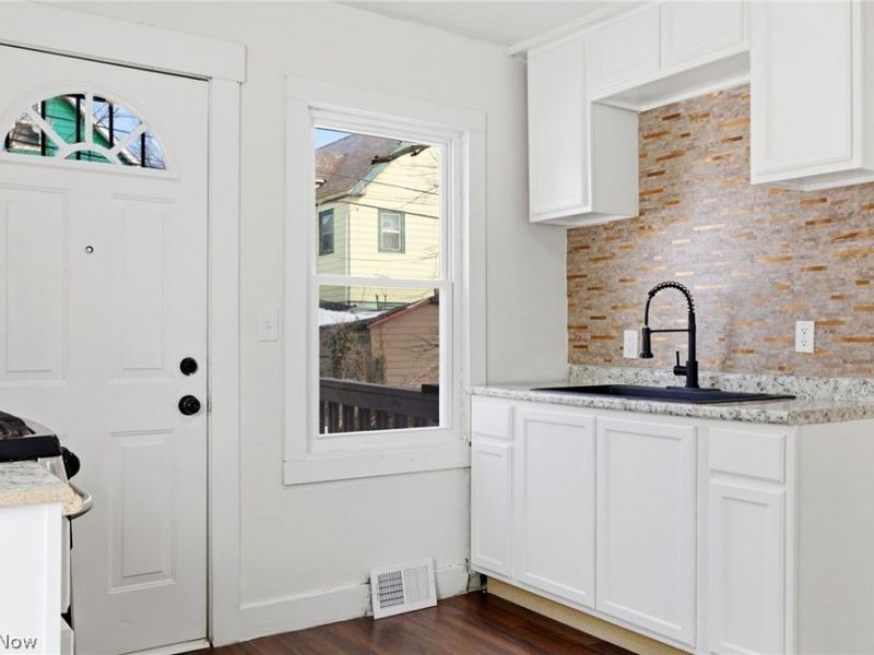 10525 Elk Avenue, Cleveland, OH 44108 Photo 14