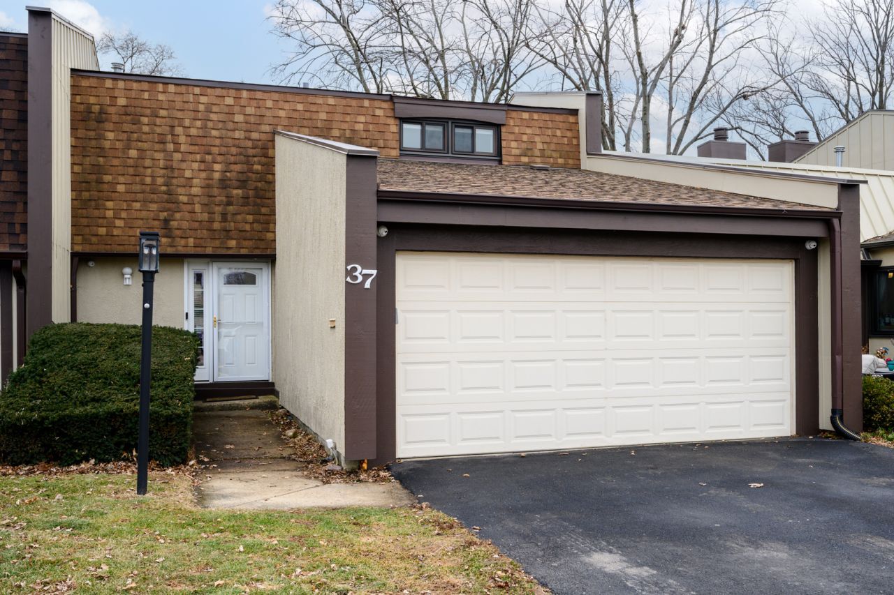 37 Briarwood Lane, Indian Head Park, IL 60525 Main Photo