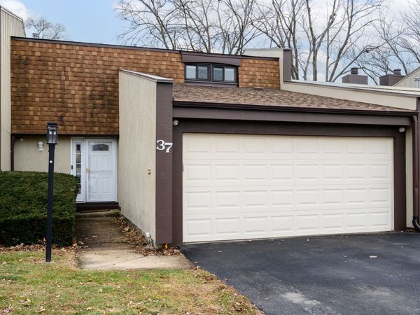 37 Briarwood Lane, Indian Head Park, IL 60525