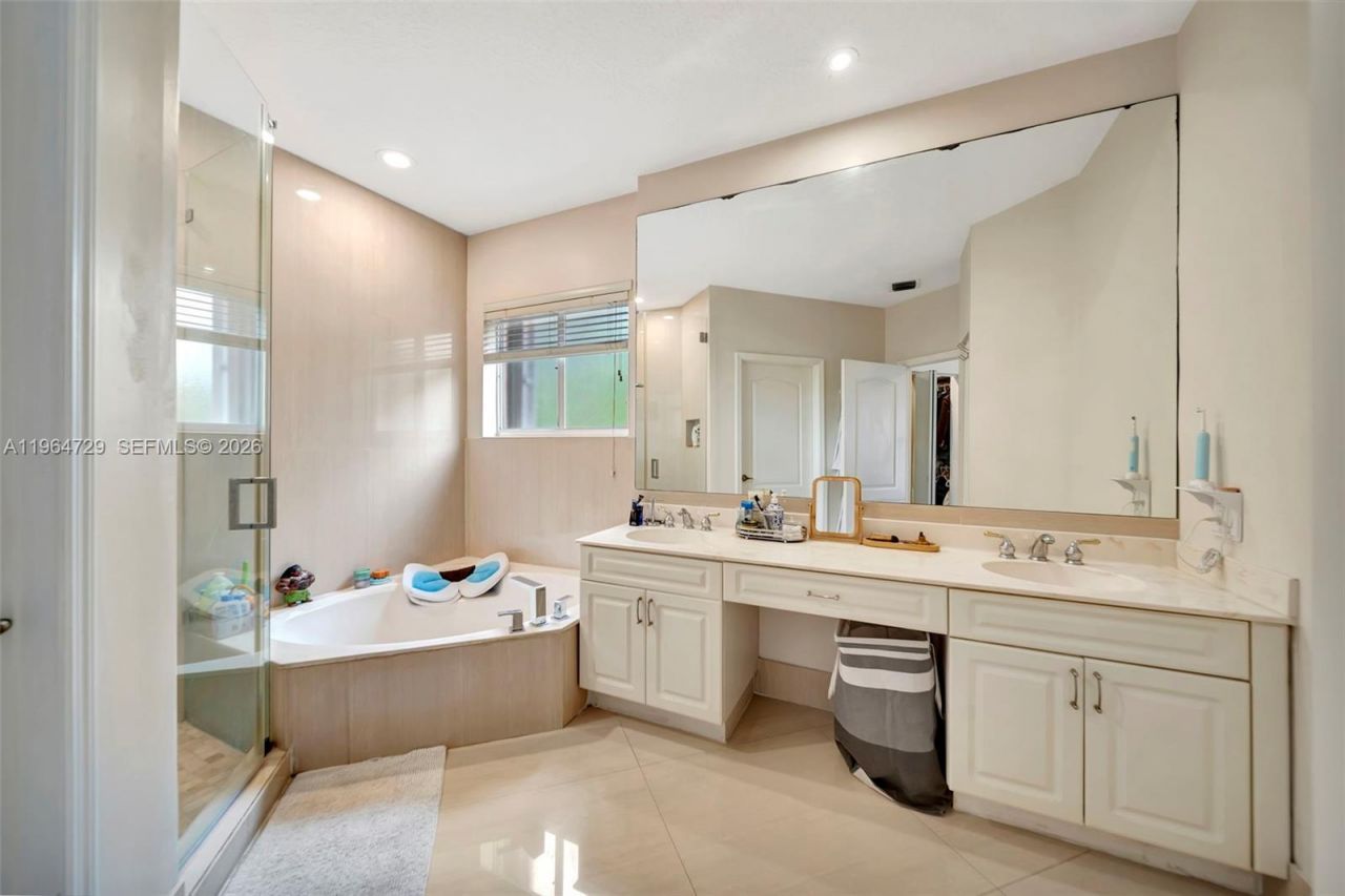 10880 NW 58th Ter, Doral, FL 33178 Photo